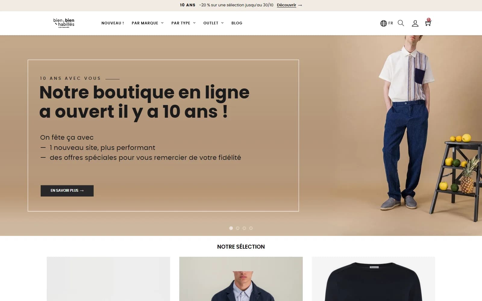 Accueil de la boutique Bien Bien Habillés : « Notre boutique en ligne a ouvert il y a 10 ans ! » sur une photo d’homme en chemise blanche et pantalon bleu