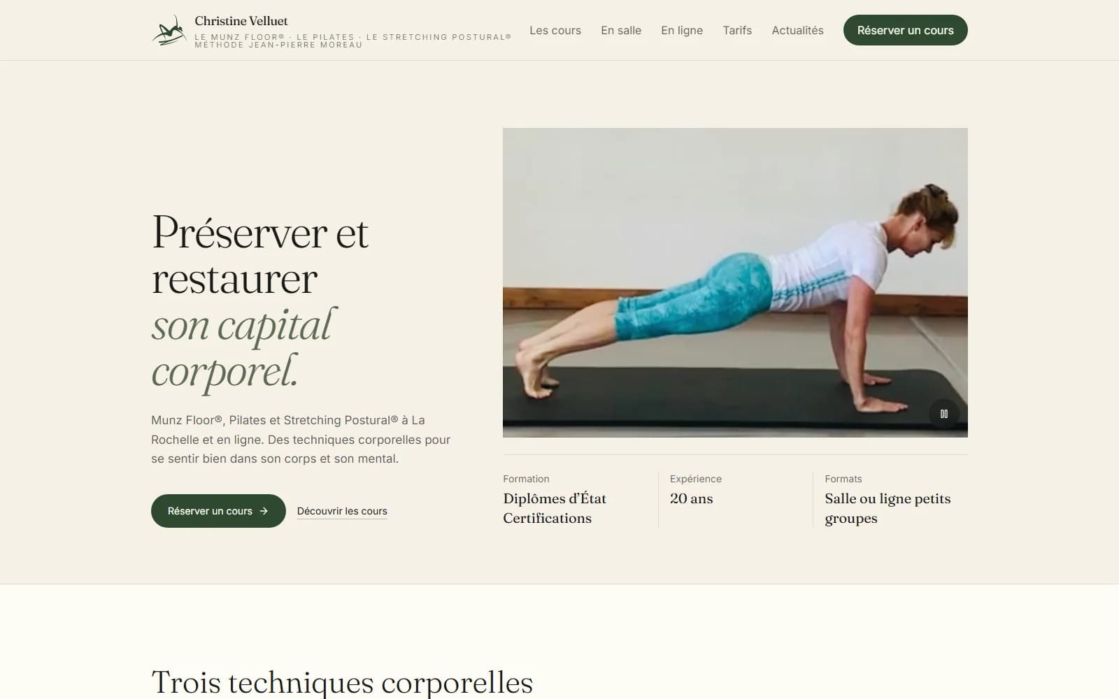 Christine Velluet home page: “Préserver et restaurer son capital corporel.”, a floor class video and the “Réserver un cours” and “Découvrir les cours” buttons