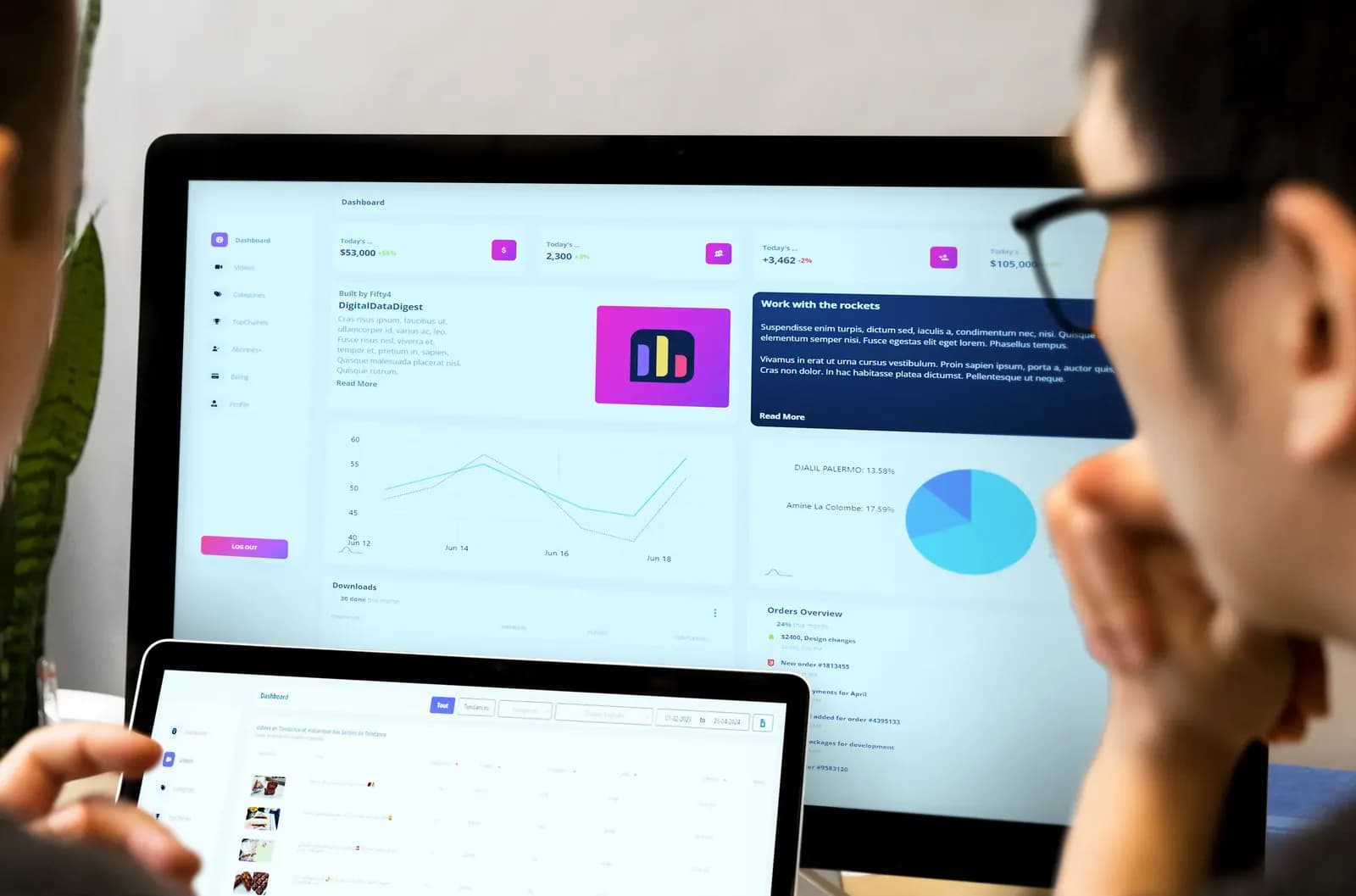 Homme consultant le tableau de bord Fifty4 sur un écran et une tablette