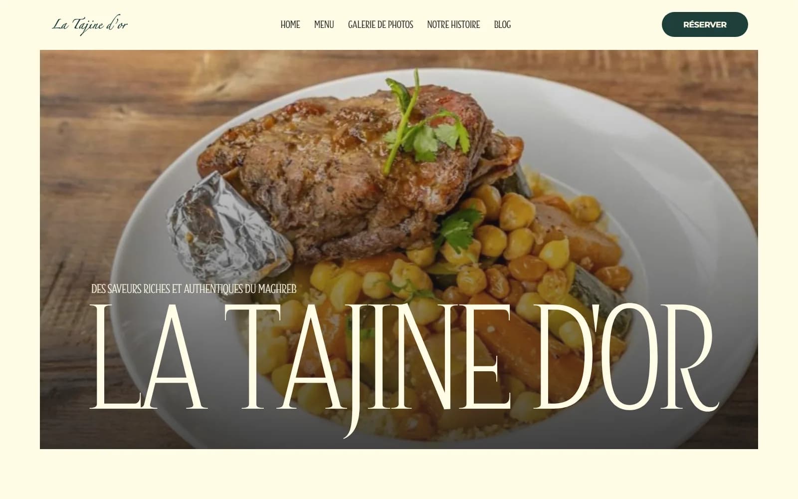 Page d’accueil de La Tajine d’Or : « Des saveurs riches et authentiques du Maghreb » et le nom du restaurant en grandes capitales sur la photo d’un couscous à la viande
